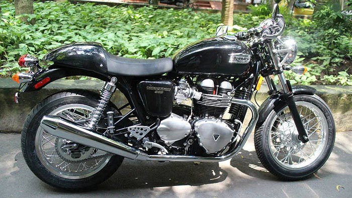 Và giống như lần mua chiếc Triumph Street Triple 675, lần này sau vài tháng chờ đợi, MC này đã ra tận sân bay để đón xế mới. 