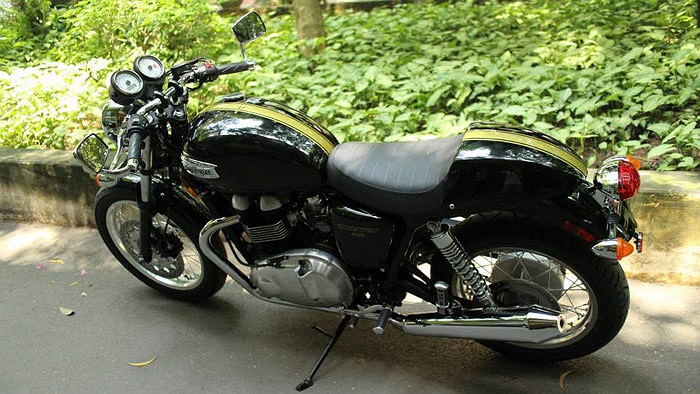 Mẫu xe này có thiết kế cổ điển kiểu cafe racer và được bán tại Mỹ với giá gần 9.000 USD. Xe sử dụng động cơ DOHC hai xi-lanh song song, dung tích 865 phân khối, sản sinh công suất tối đa 68 mã lực tại vòng tua 7.400 vòng/phút và mô-men xoắn cực đại 6