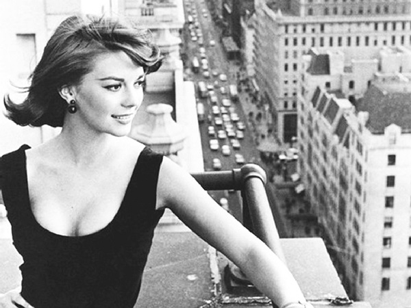 Ngôi sao huyền thoại Natalie Wood ra đi ở tuổi 43. Cái chết của bà được xem là một trong những cái chết bí ấn nhất khi người ta tìm thấy thi thể của bà đang trôi nổi ngoài khơi bờ biển Los Angeles.