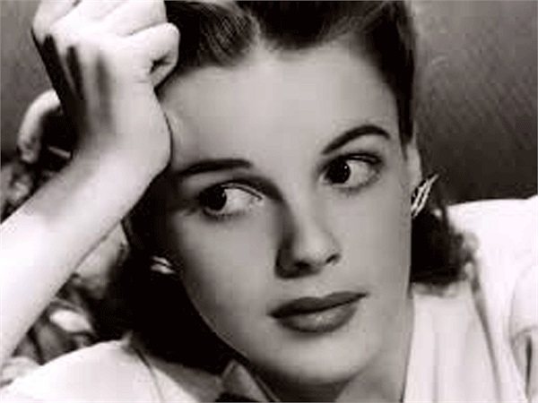 Nữ diễn viên kiêm ca sĩ nổi tiếng người Mỹ Judy Garland mất năm 47 tuổi vì sốc ma túy.