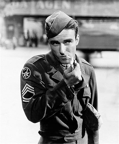 Nam diễn viên người Mỹ Montgomery Clift, anh từng là một trong những nam diễn viên được yêu thích nhất thời đó. Clift mất năm 46 tuổi vì tai nạn xe hơi.