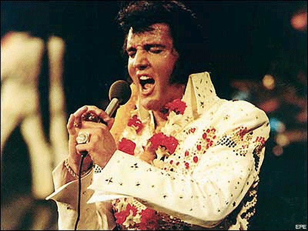 Huyền thoại nhạc Rock Elvis Presley, một trong những ca sĩ nổi tiếng thế giới. Ông qua đời khi mới 25 tuổi, nguyên nhân cái chết khi đó được xác định do áp lực quá nhiều trong cuộc sống hôn nhân và sự nghiệp.