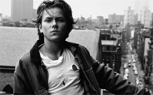 River Phoenix, một trong 12 ngôi sao tài năng triển vọng của Hollywood năm 1986, qua đời khi mới 23 tuổi vì sử dụng mà túy quá liều.