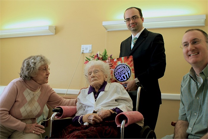 Cụ bà Besse Cooper, người Mỹ, thọ 116 tuổi. Cụ đã từng 2 lần nhận danh hiệu người già nhất hành tinh do tổ chức Kỷ lục Guiness thế giới ghi nhận.