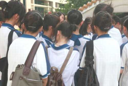 bị đuổi học vì để tóc dài