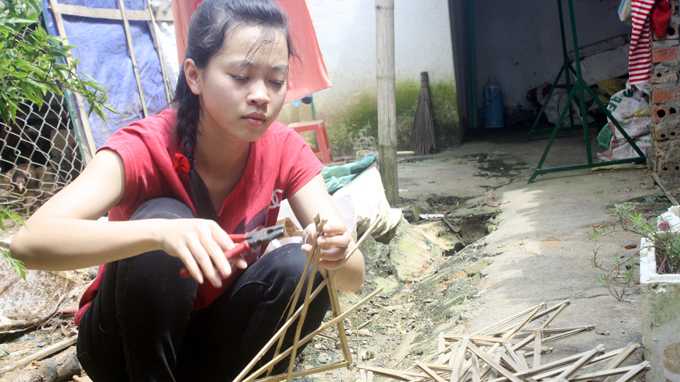 Bích Hoàn làm thêm đủ việc để xoay xở kiếm tiền ăn học. Bích Hoàn đan đèn lồng bán cho trẻ em trong khu dịp trung thu này
