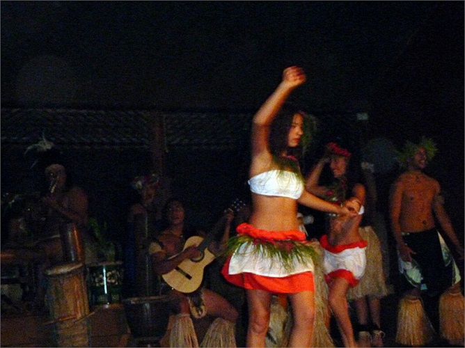 Điều đặc biệt, là du khách được thoải mái ngắm nhìn, chụp ảnh kỷ niệm, trò chuyện với những cô gái xinh đẹp, chỉ mặc chút vải che thân, thậm chí ở trần của bộ tộc Rapa Nui.