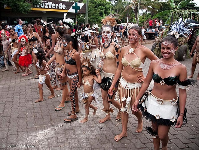 Mặc dù chỉ là bộ tộc ít người, song các cô gái bộ tộc Rapa Nui đều có cơ thể hoàn mỹ, không kém gì người mẫu, hoa hậu của thế giới hiện đại.