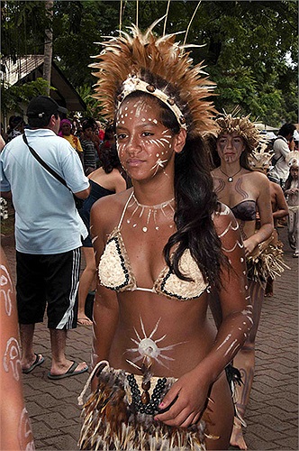 Trong vô số tiết mục của lễ hội, thì hấp dẫn nhất là tiết mục điêu khắc, thể hiện sự tài tình của những người đàn ông trên đảo, đã từng sáng tạo ra những tượng đá khổng lồ.