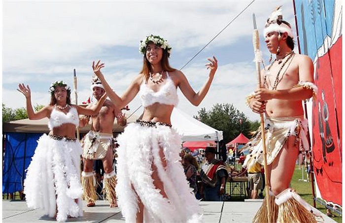 Một số nhà khoa học tin rằng, bộ tộc Rapa Nui vốn là những người Polynesia. Theo truyền thuyết, Hotu Matu'a là người định cư đầu tiên và là ariki mau ('thủ lĩnh tối cao' hay 'vua') của đảo Phục Sinh.