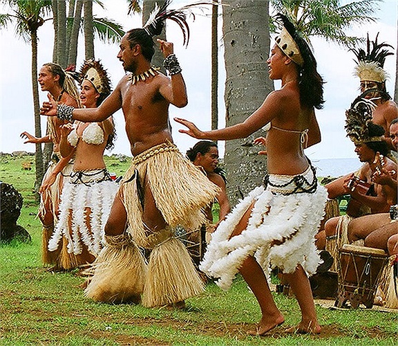 Hotu Matu'a và nhóm người đi cùng ông trên hai chiếc xuồng, là những người Polynesia từ vùng đất huyền thoại Hiva, đổ bộ vào vùng bãi biển Anakena và đã tỏa ra sinh sống trên khắp đảo này.
