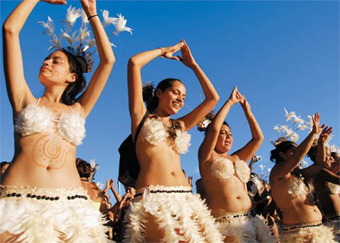 Một số nhà khoa học cho rằng đảo Phục Sinh đã không có người ở mãi cho tới tận khoảng năm 700-800. Kết luận này dựa vào tính toán ngôn ngữ niên đại học và dựa vào 3 niên đại cacbon phóng xạ từ các mẫu than củi.