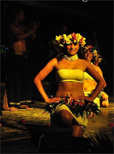 Nhà dân tộc học Thor Heyerdahl người Na Uy đã chỉ ra nhiều nét tương đồng văn hóa giữa đảo Phục Sinh và các nền văn hóa thổ dân Nam Mỹ mà ông cho rằng có thể phát sinh từ một số người định cư đến từ phía lục địa.