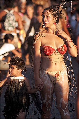 Giống như các bộ tộc khác, người Rapa Nui cũng có những phong tục, tập quán đặc biệt, được gìn giữ từ hàng ngàn năm nay.