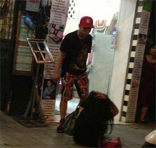 Bạn trai mới của Andrea thẳng tay túm tóc đánh bạn gái ngay trên phố Hàng Trống - Hà Nội.