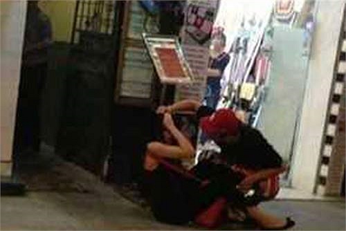 Nhưng sự việc đã trở nên ồn ào quá mức, chưa biết ai đúng ai sai, nhưng hành động đánh bạn gái ngay ngoài phố của Yanbi Tô đã khiến hình ảnh của cả 2 xấu xí hơn trong mắt khán giả.