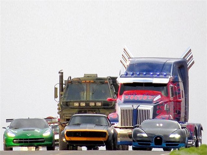 Cho tới nay, đã có 4 dòng xe được bật mí là sẽ xuất hiện trên màn ảnh rộng là Bugatti Veyron, Chevrolet C7 Corvette, Lamborghini Aventador và một chiếc xe quân sự khủng.