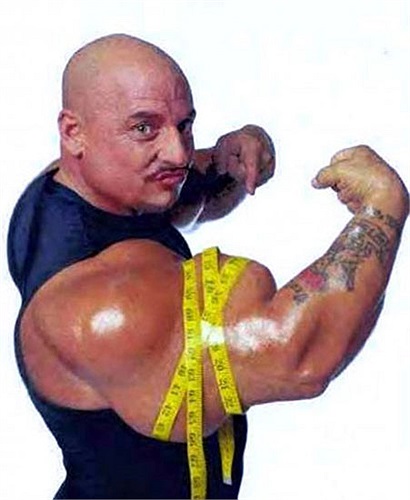 Sau 23 năm trong nghề, anh quyết định tiêm hóa chất vào cơ bắp mình