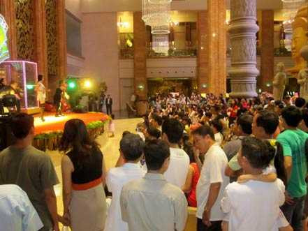 Rất đông khách Việt đến tham quan và chơi bời tại sòng bạc 5 sao Rất đông khách Việt đến tham quan và chơi bời tại sòng bạc 5 sao.