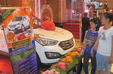 Dứ đôla và xe hơi đời mới là cách chiêu dụ, kích thích sự ham hố của nhà cái với con bạc Dứ đôla và xe hơi đời mới là cách chiêu dụ, kích thích sự ham hố của nhà cái với con bạc.