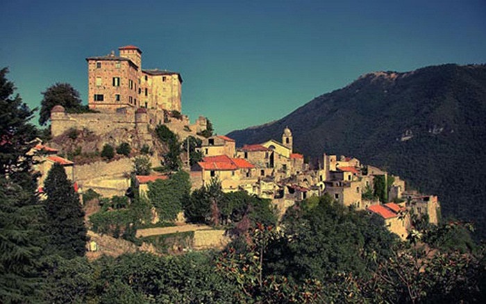 Làng Balestrino, Italy: Balestrino từng rất thịnh vượng vào thế kỷ 12, nổi tiếng với những nông trường trồng ô liu tuyệt đẹp. Tuy nhiên, vào cuối thế kỷ 19, một loạt những trận động đất mạnh đã xảy ra, đe dọa nghiêm trọng kiến trúc của các ngôi nhà.