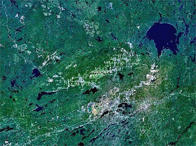 Hố thiên thạch khổng lồ Sudbury Basin dài khoảng 64 km, rộng khoảng 30 km, sâu khoảng 15km. Theo nhiều nhà khoa học, vụ va chạm thiên thạch này đã xảy ra vào khoảng 1,85 tỷ năm trước tại Sudbury, Ontario, Canada.