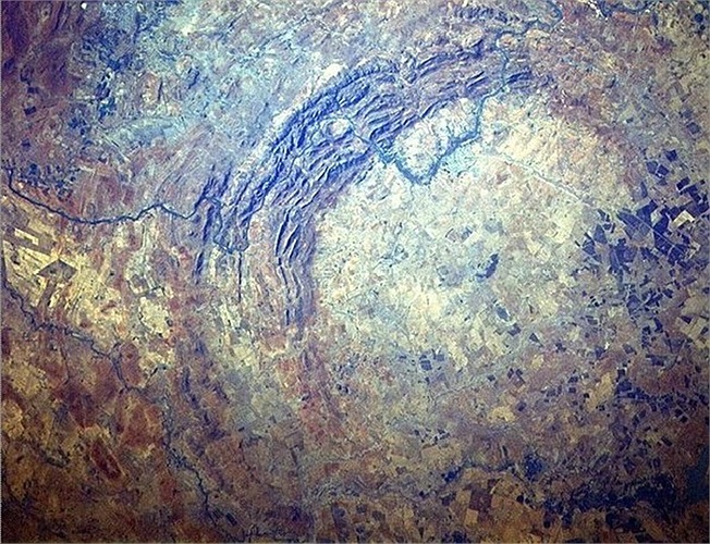 Thiên thạch Vredefort ở Nam Phi được cho là hố thiên thạch lớn nhất thế giới với kích thước khoảng 300 km.