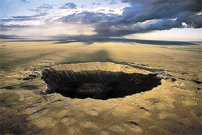 Hố thiên thạch Barringer ở phía Bắc sa mạc Arizona của Mỹ. Barringer trở thành một địa điểm thu hút rất nhiều khách thăm quan trên thế giới, bởi một tảng thiên thạch với kích thước khoảng 50 m đã hạ cánh xuống đây. 
