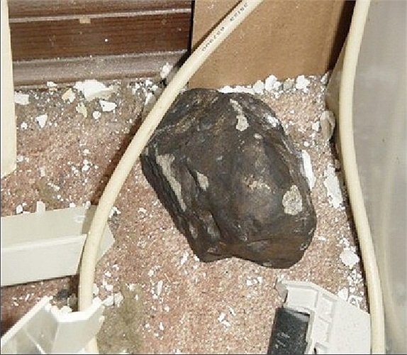 Thiên thạch khổng lồ như chiếc xe hơi rơi xuống Trái đất hôm 26/3/2003 tại bang Illinois, Hoa Kỳ.