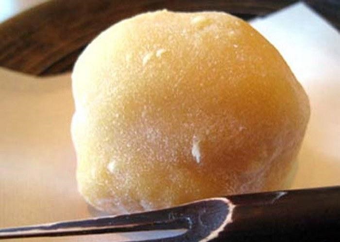 Món Mochi, một loại bánh ngọt truyền thống của người Nhật Bản. Vào hồi tháng 1/2013 vừa qua, đã có 15 người tại quốc gia này nhập viện vì bị mắc nghẹn bánh Mochi, trong đó có 2 người chết.