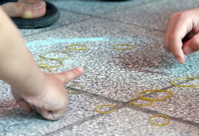 Gẩy vòng chun (bắn chun). Nếu vòng chun này đè một phần lên vòng chun kia thì thắng