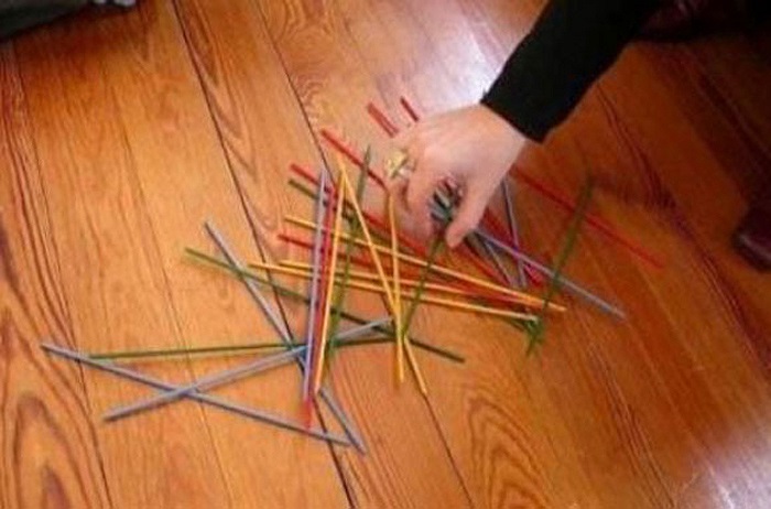 Lấy que tính nhựa chơi trò chấm song