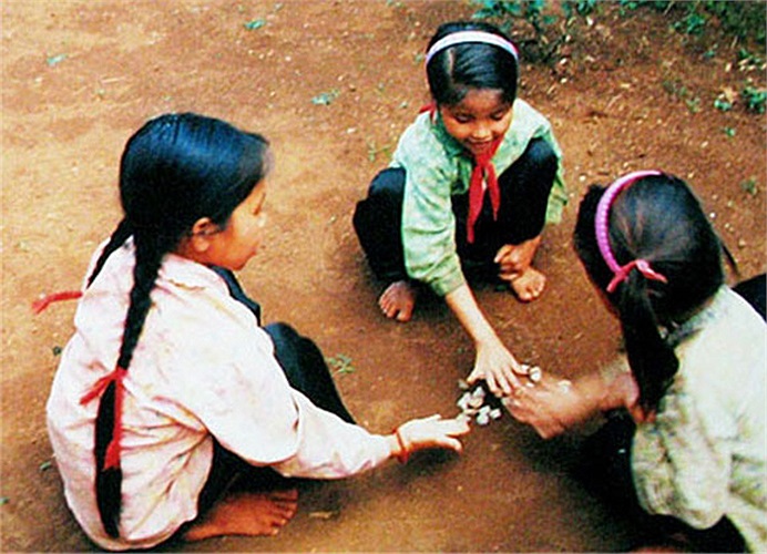 Chơi chuyền của các bạn nữ