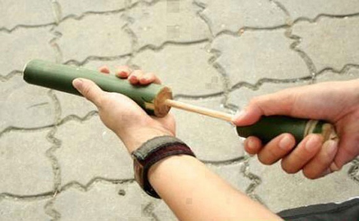 Súng phốc (còn gọi là súng đốp) làm từ ống tre nhỏ. Cho quả xoan non hoặc giấy vụn vo tròn vào làm đạn bắn đau điếng, tức muốn chết!