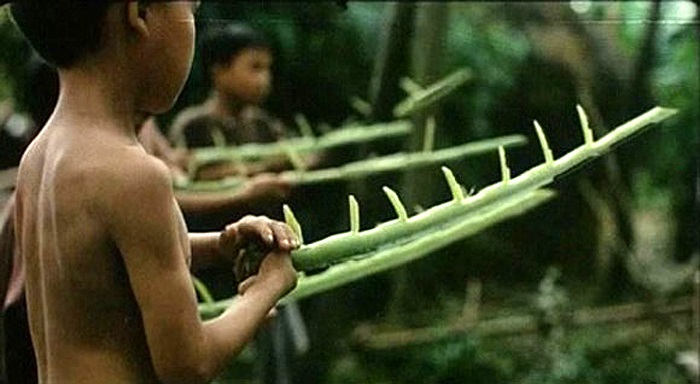 Tuổi thơ thiếu thốn, không có gì chơi, có thể ra vườn cắt tàu lá chuối về làm súng nổ lốp bốp