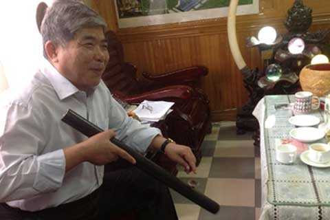 Lê Thanh Thản, đại gia đi Roll Royce rít thuốc Lào