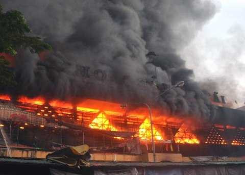 4h sáng 9/2/2012, ngọn lửa bùng phát rồi lan rộng cả khu chợ rộng 5.000 m2, cao 2 tầng ở Quảng Ngãi. 
