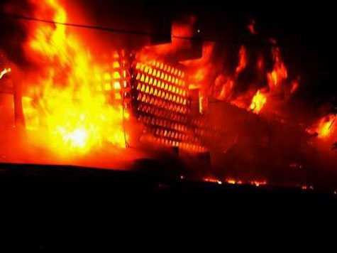 Đêm 16/12/2006, ngọn lửa đã bùng lên thiêu rụi hàng trăm ki ốt tại chợ Lớn Quy Nhơn (Bình Định), gây thiệt hại số tiền lên tới 136 tỷ đồng.