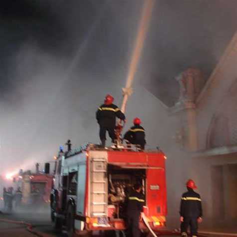 Vào năm 1994, ngọn lửa đã thiêu rụi toàn bộ chợ Đồng Xuân mới được xây dựng lại trước đó ba năm. 