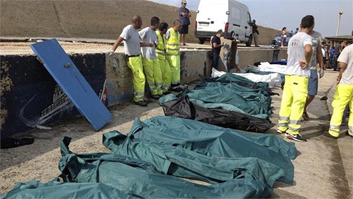 Hàng trăm thi thể được vớt lên bờ sau vụ chìm tàu ngoài khơi đảo Lampedusa, Italy 