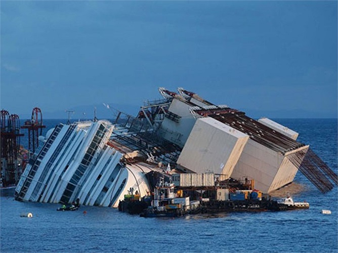 Ngày 13/1/2012, tàu Costa Concordia bị lật ở ngoài khơi đảo Giglio, Italy khiến hơn 30 người thiệt mạng