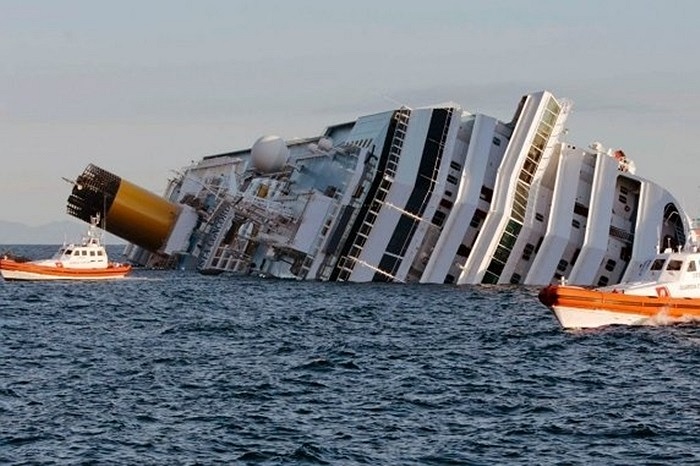 Hình ảnh tàu Costa Concordia bị lật úp ở ngoài khơi đảo Giglio, Italy 