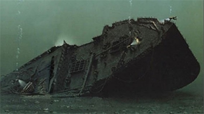 Tàu Nữ hoàng Ireland chìm tại sông St. Lawrence ở Quebec sau khi va phải tàu nhỏ hơn là Stortad trong một ngày đầy sương mù 29/5/1914, khiến 1.012 người chết