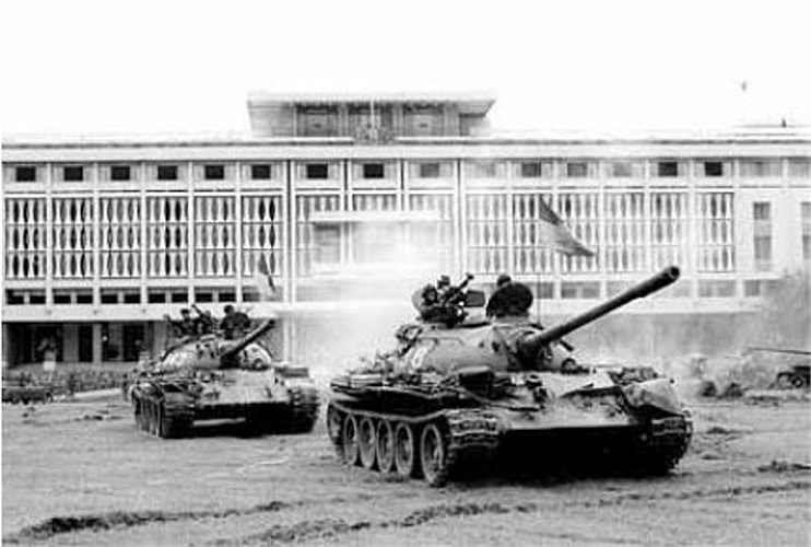 Xe tăng quân giải phóng tiến vào Dinh Độc lập ngày 30/4/1975.