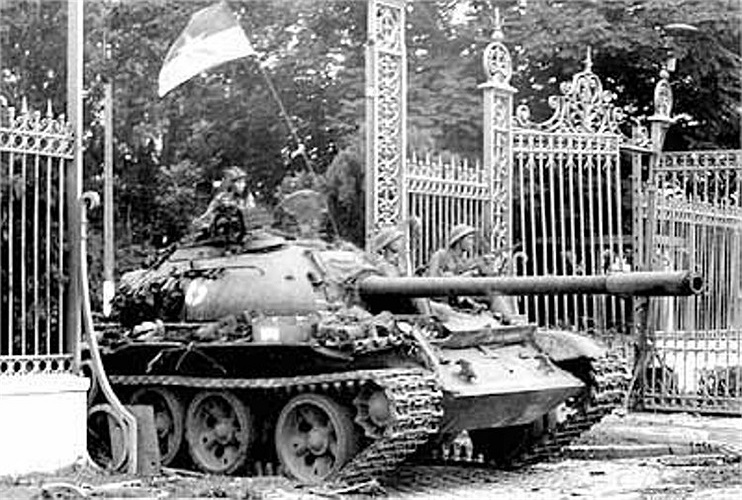 Xe tăng T-59 tiến vào dinh độc lập ngày 30/4/1975. 