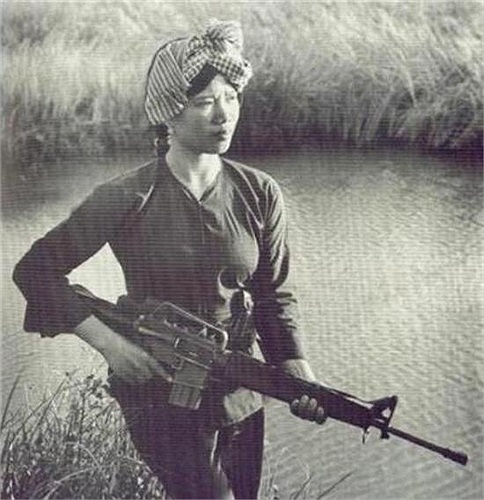 Tiểu liên cực nhanh AR-15 do Mỹ sản xuất