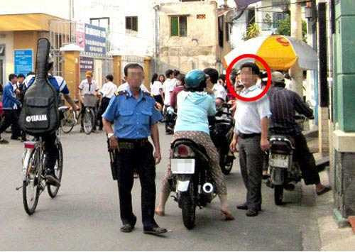 Ông T.T.B (khoanh tròn đỏ). (Ảnh: Thanh niên)