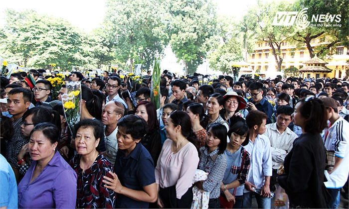 Sáng 8/10, hàng vạn đồng bào đã xếp hàng dài tới tận trước cửa Lăng Bác để chờ đợi được vào viếng Đại tướng Võ Nguyên Giáp.