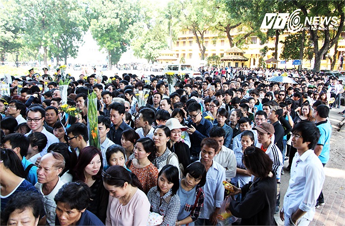 Đây là khung cảnh trước cửa Bộ Ngoại giao. Hôm nay có rất đông đồng bào từ các tỉnh xa về, xếp hàng từ 4h sáng để đợi đến lượt vào viếng Đại tướng.