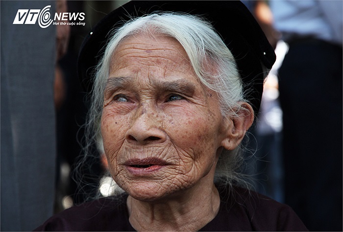 Bà cụ nói: 'Tôi đã khóc mấy hôm nay khi nghe tin Đại tướng từ trần. Dù tuổi già sức yếu vẫn muốn con cháu đưa về viếng Đại tướng cho toàn tâm nguyện.